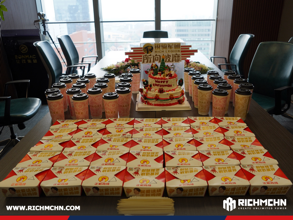 RICHMCHN Warmly Celebrates Christmas