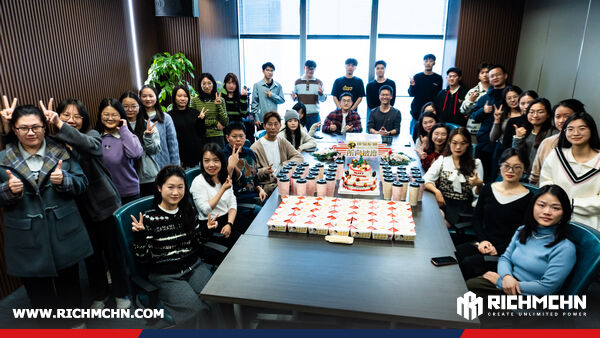 RICHMCHN Warmly Celebrates Christmas