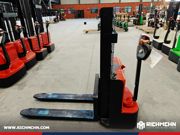 Poland - 11 Units HELI CDD15J Electric Pallet Stackers