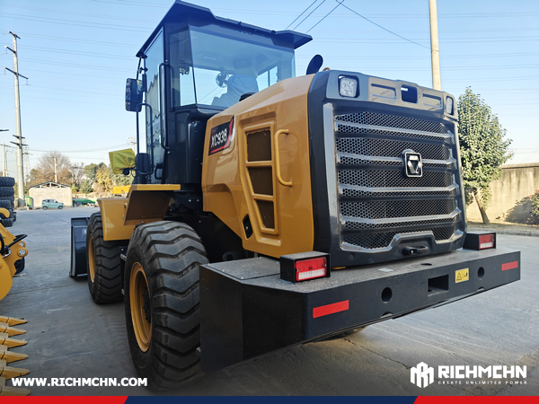 Venezuela - 2 Units LUTONG LTB804 Farm Tractors & 2 Units LTD1604-4 Farm Tractors & 1 Unit XCMG XC938 Wheel Loader